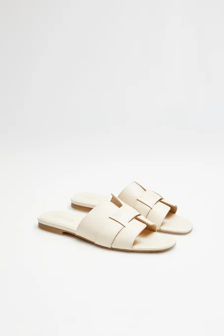 Weiße flache Lederpantoletten mit breitem Riemen