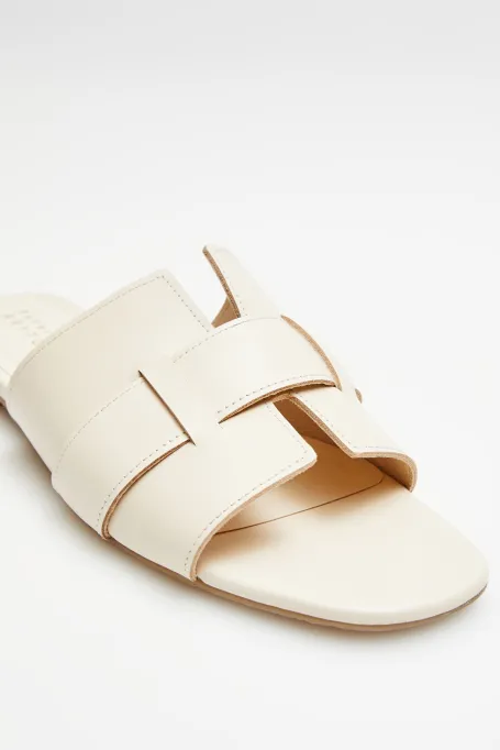 Weiße flache Lederpantoletten mit breitem Riemen