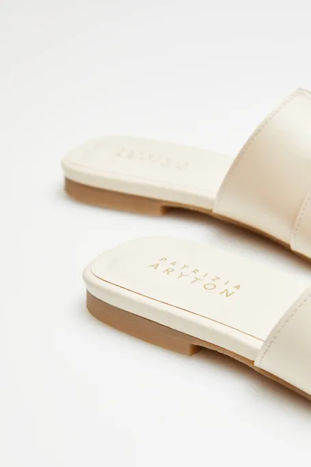 Weiße flache Lederpantoletten mit breitem Riemen