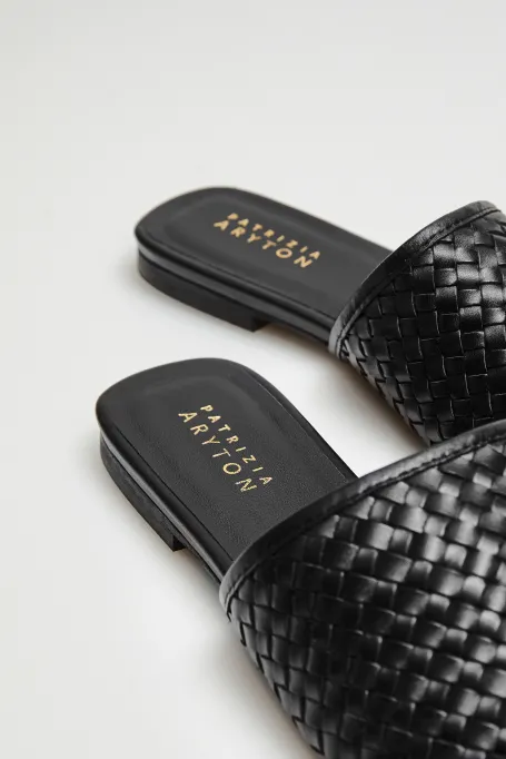 Schwarze Lederpantoletten aus geflochtenem Leder
