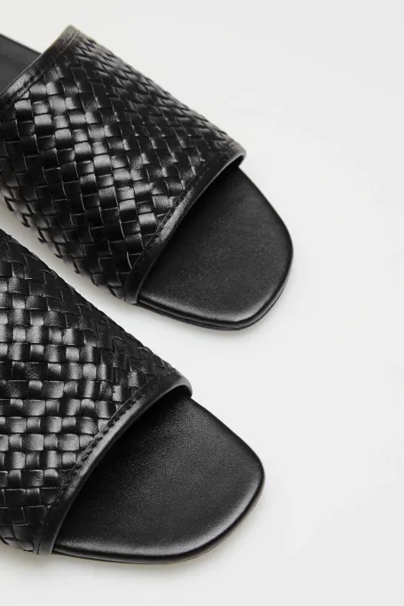 Schwarze Lederpantoletten aus geflochtenem Leder