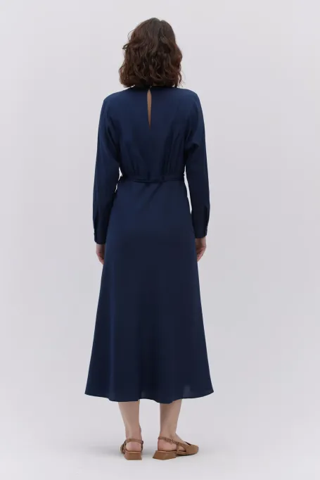 Dunkelblaue Seidenkleid