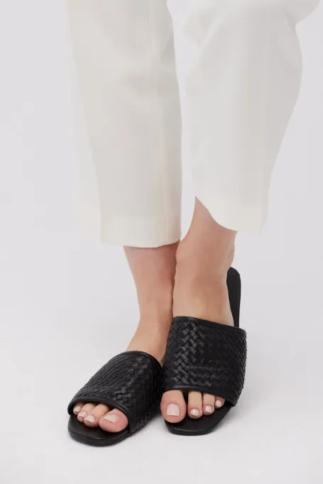 Schwarze Lederpantoletten aus geflochtenem Leder