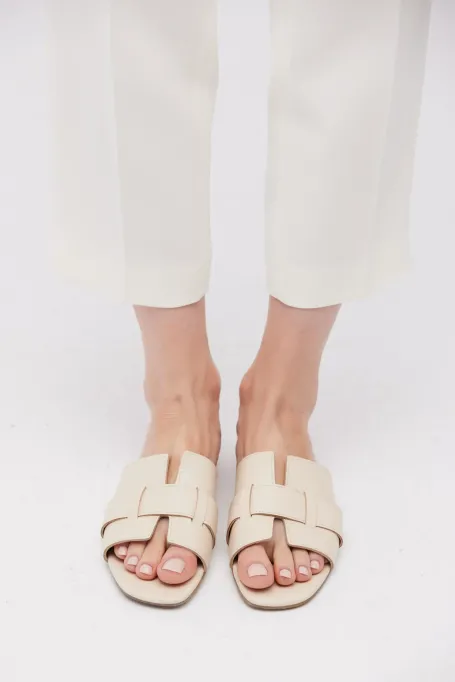 Weiße flache Lederpantoletten mit breitem Riemen