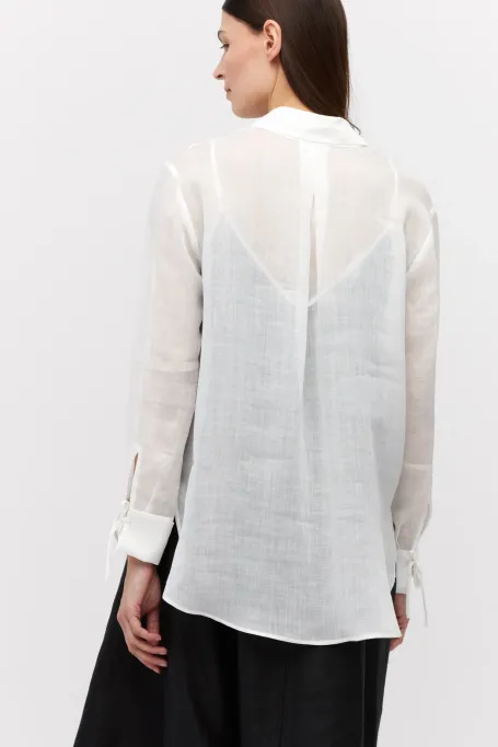 Weißes, lockeres Hemd aus Ramie