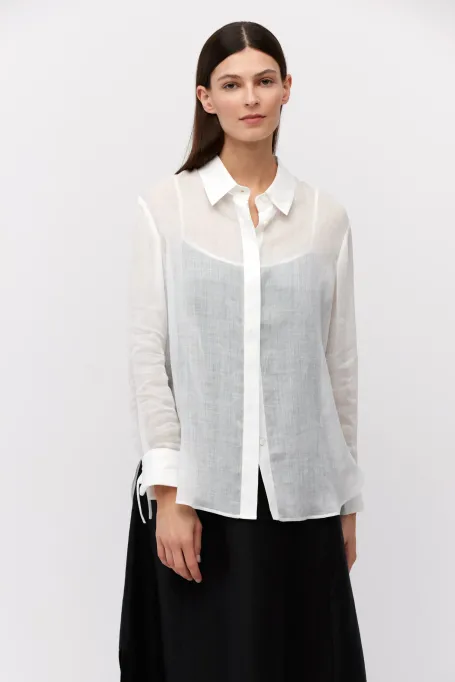 Weißes, lockeres Hemd aus Ramie