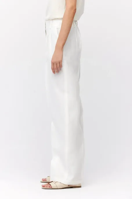 Weiße Leinenhose mit weitem Bein
