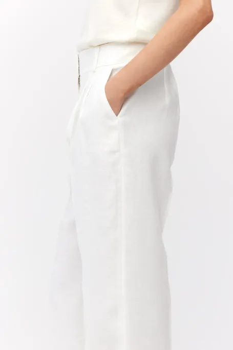 Weiße Leinenhose mit weitem Bein