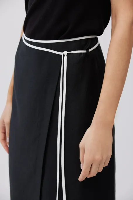 Schwarzer Leinenrock mit Bindung