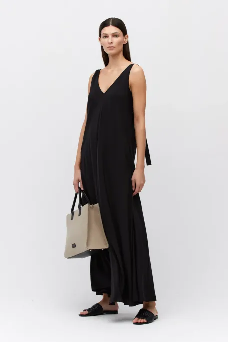 Schwarzes trapezförmiges Maxikleid aus Seide