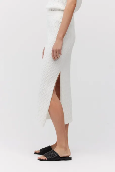 Weißer Rock mit Zopfmuster