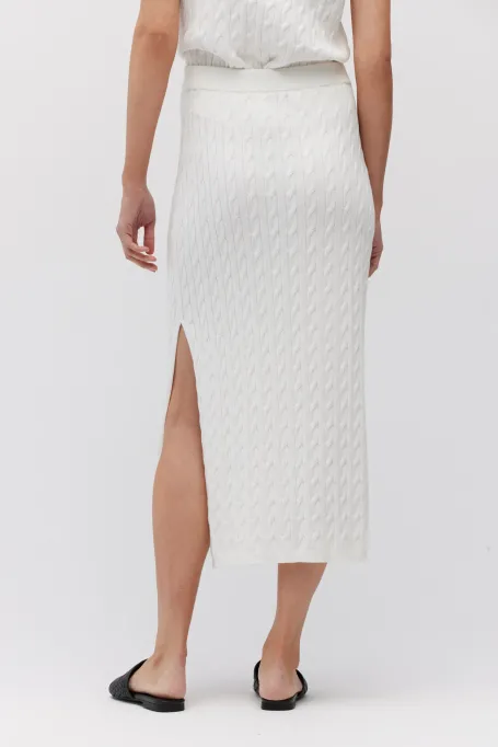 Weißer Rock mit Zopfmuster