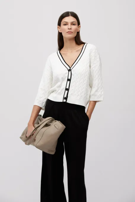Weißer Cardigan mit Zopfmuster