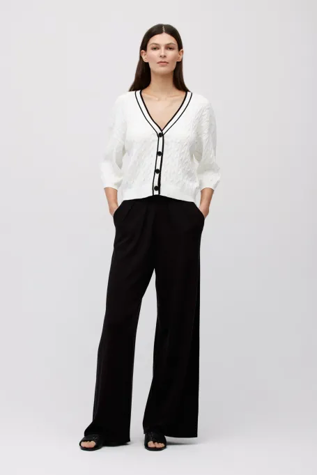 Weißer Cardigan mit Zopfmuster