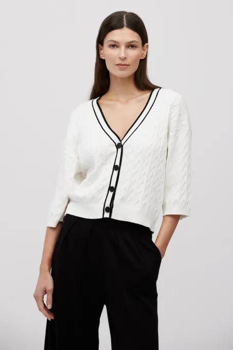 Weißer Cardigan mit Zopfmuster