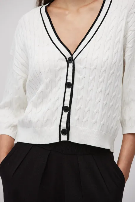 Weißer Cardigan mit Zopfmuster