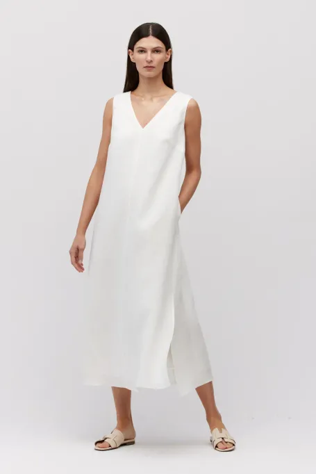 Weißes, langes Kleid aus Leinen