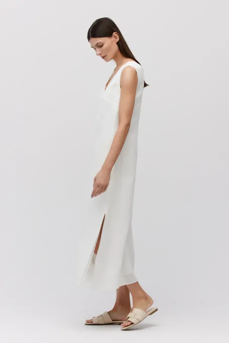 Weißes, langes Kleid aus Leinen