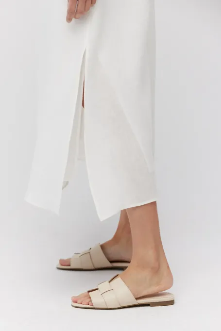 Weißes, langes Kleid aus Leinen