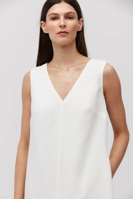 Weißes, langes Kleid aus Leinen