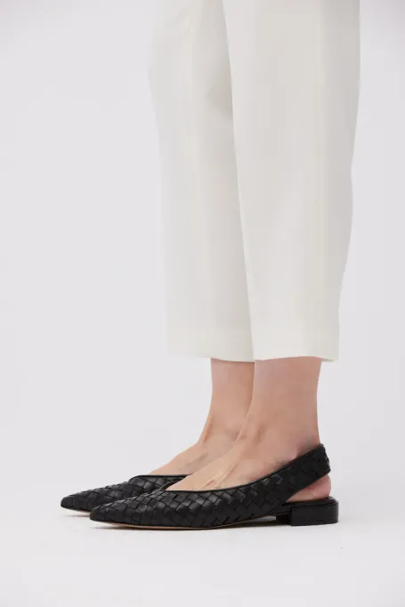Schwarze Slingback-Schuhe aus geflochtenem Leder