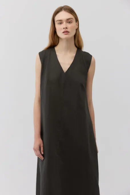 Dunkelgrünes Maxi-Leinenkleid ohne Ärmel grün