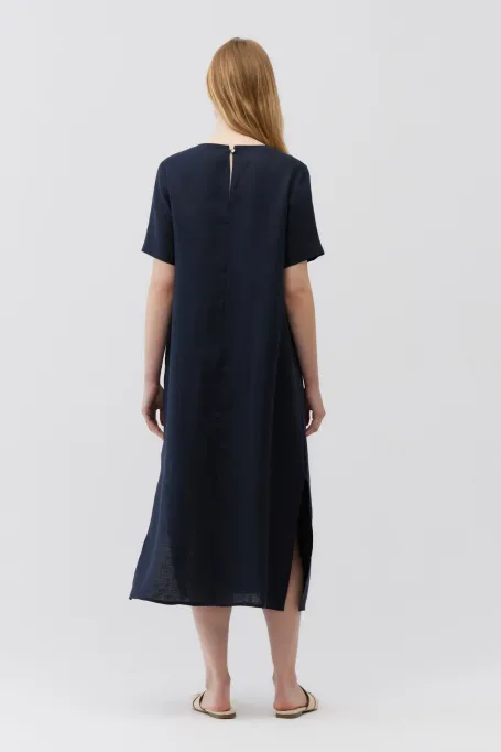 Marineblaues Leinenkleid mit kurzen Ärmeln