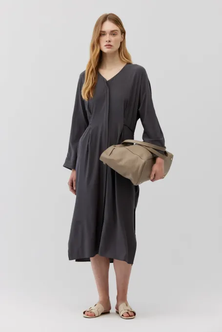 Graues Seidenkleid mit Taillenschnürung