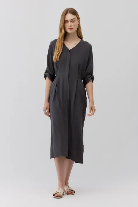 Graues Seidenkleid mit Taillenschnürung