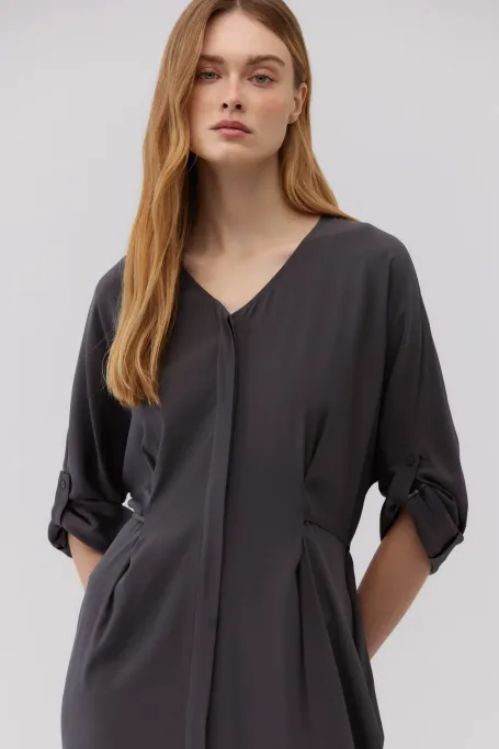 Graues Seidenkleid mit Taillenschnürung