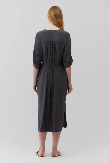 Graues Seidenkleid mit Taillenschnürung
