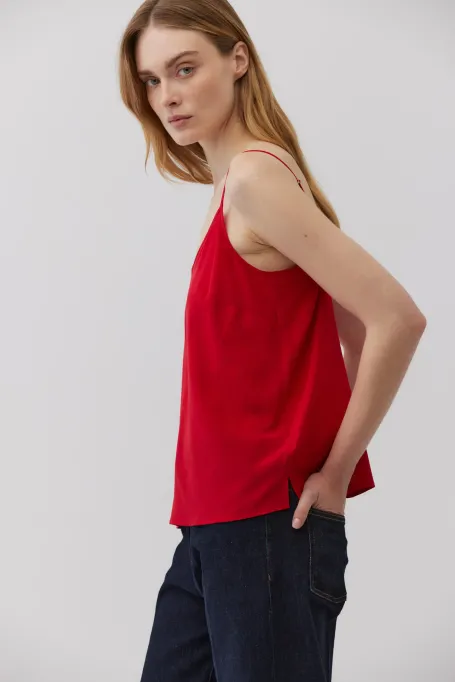 Rotes Seidentop mit Trägern