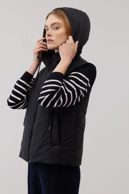 Schwarze Kapuzenweste