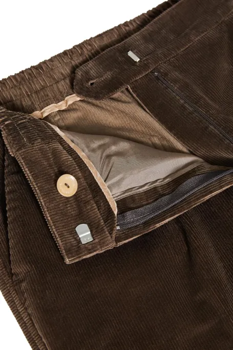 Lässige braune Cordhose