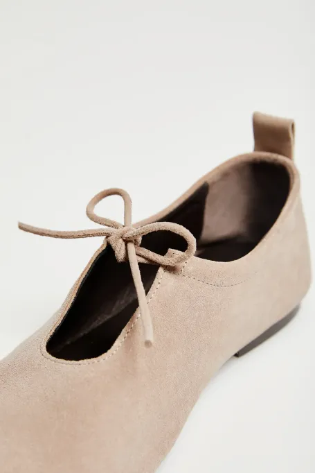 Beige Wildleder-Ballerinas beige