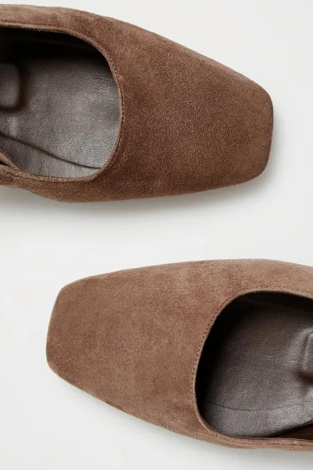 Braune Slingback-Schuhe aus Wildleder