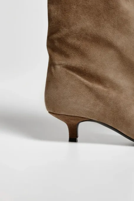 Wildleder-Stiefel mit mittlerem Absatz