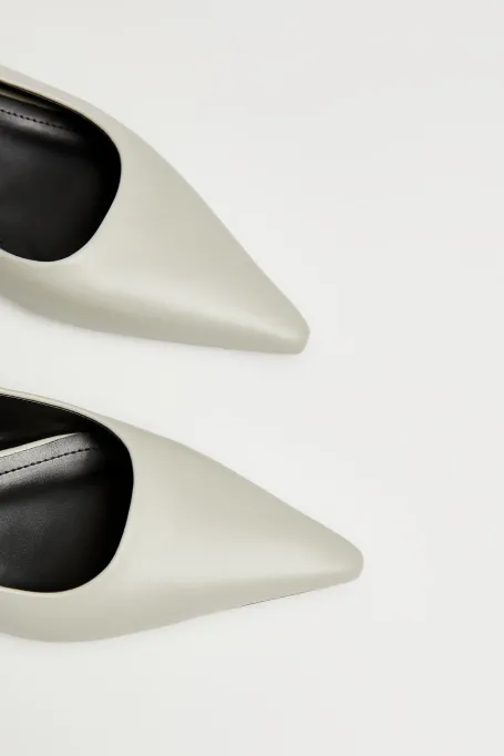 Hellgrüne Lederslingback-Schuhe