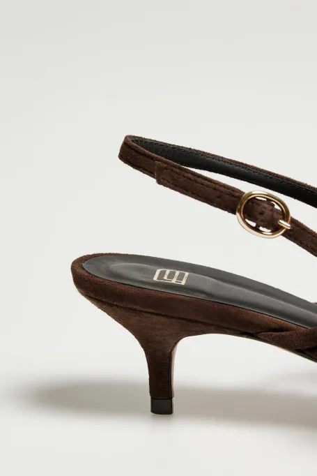 Schokoladenbraune Slingback-Schuhe aus Wildleder