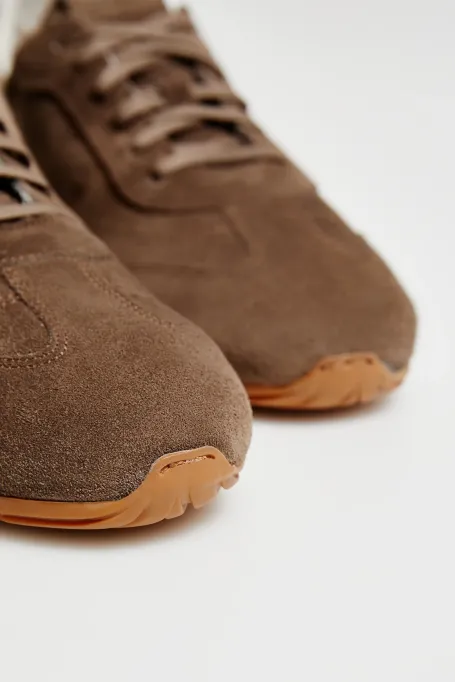 Braune Retro-Sneaker aus Wildleder