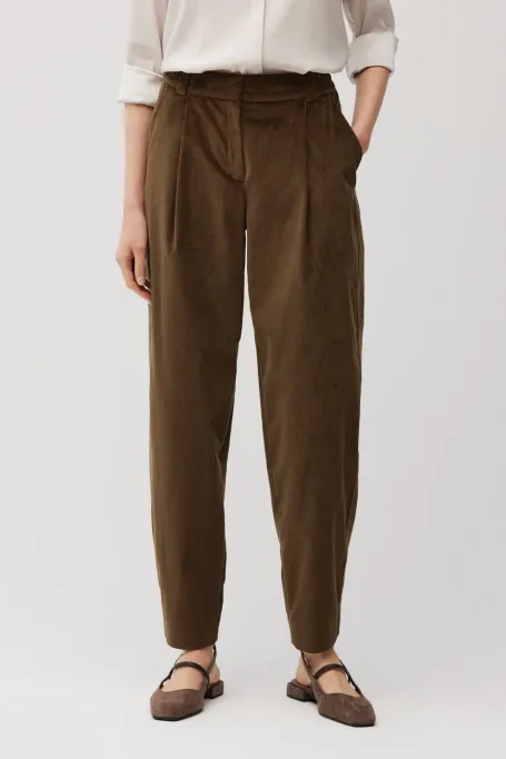 Lässige braune Cordhose