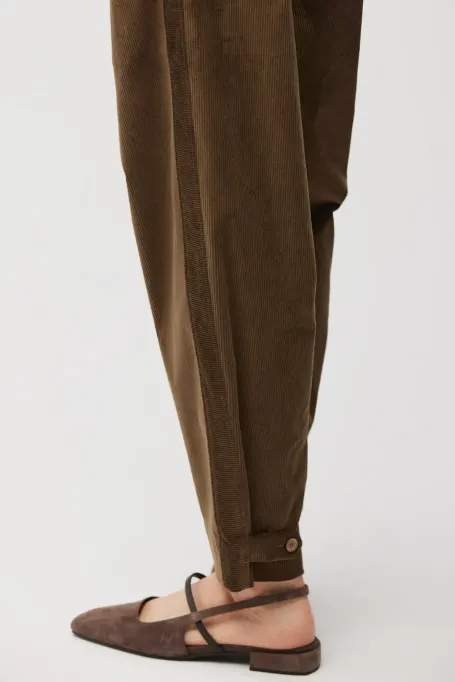 Lässige braune Cordhose