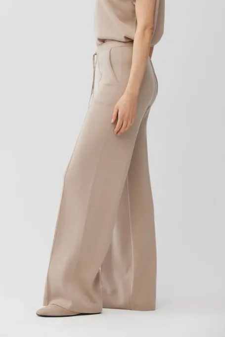 Weite beiger Hosen aus gekämmter Wolle