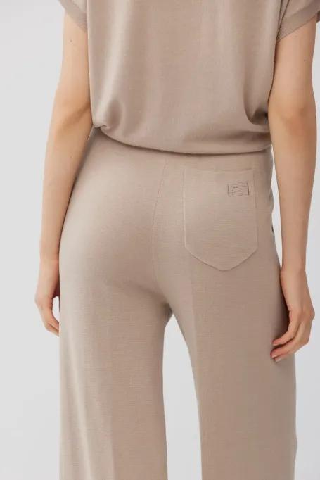 Weite beiger Hosen aus gekämmter Wolle