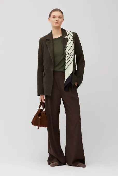 Braune Seidenhose mit weitem Bein