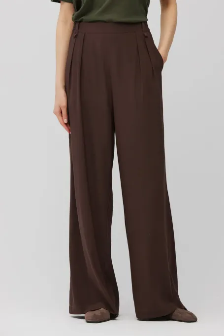 Braune Seidenhose mit weitem Bein