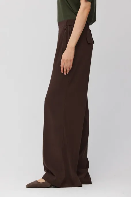 Braune Seidenhose mit weitem Bein