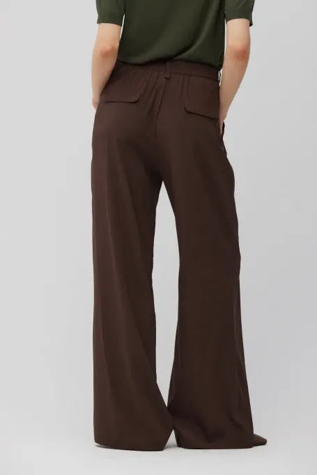 Braune Seidenhose mit weitem Bein
