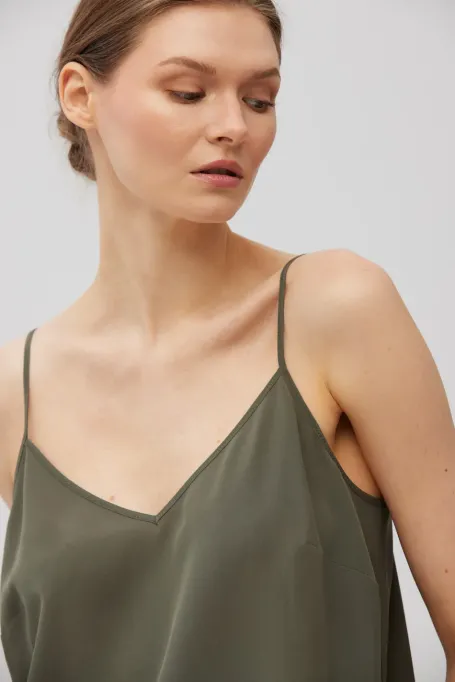 Grünes Seidentop mit Trägern