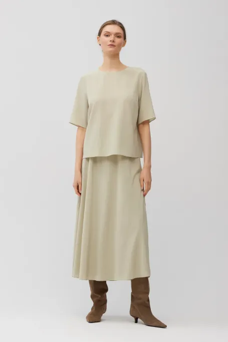 Hellgrüne Seidenbluse mit kurzen Ärmeln
